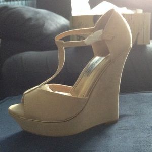 Peep toe wedge beige with gold trim