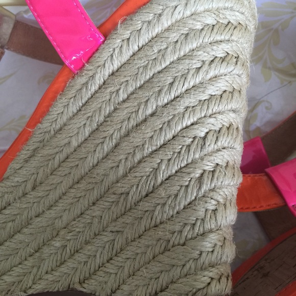 Temira Collection Sofft Pink/Orange Wedges - Picture 2 of 2