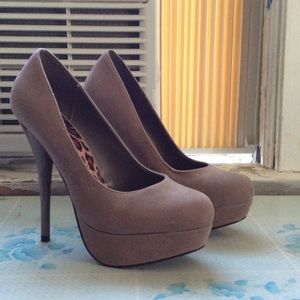 taupe pumps. REDUCE PRICE ❗️❗️❗️