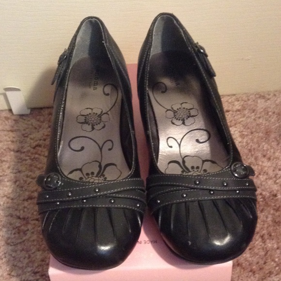 Black Sonoma Heels - Picture 1 of 4