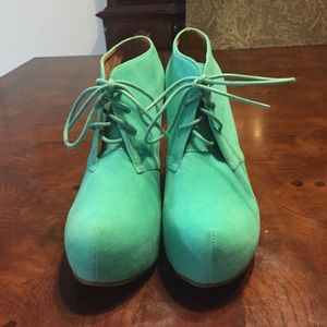 Cute Tiffany blue colored suede booties, size 7