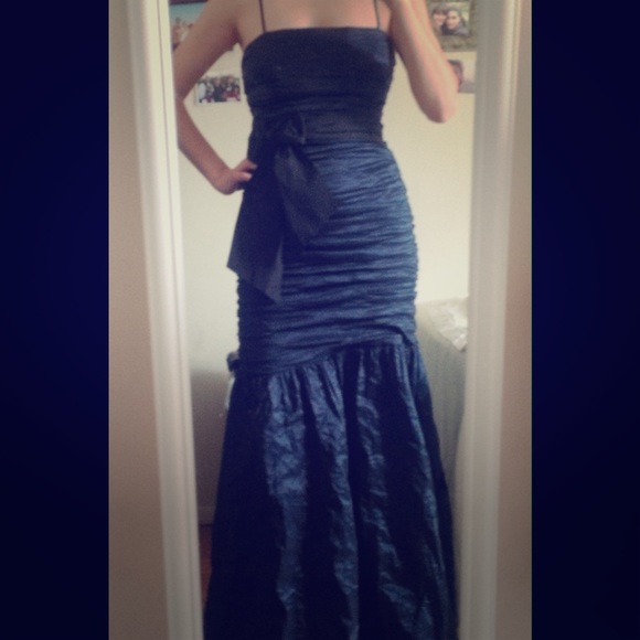 Mermaid style BCBG MaxAzria evening gown - Picture 1 of 3