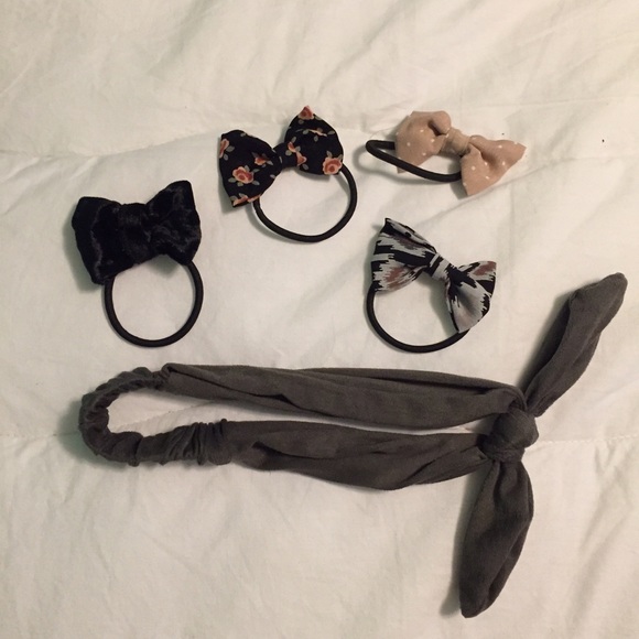 Bows! 🎀 Bundle of 4 bows and one headband
