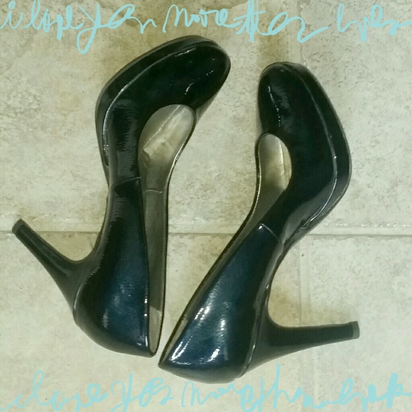 Bandolino Navy Patent Leather Pums