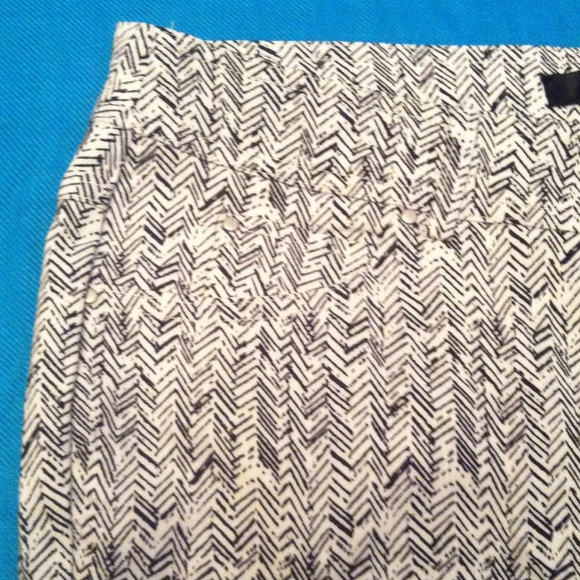 🎉HP🎉 White & Black Herringbone Capris - Picture 2 of 4