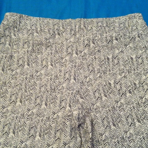 🎉HP🎉 White & Black Herringbone Capris - Picture 3 of 4
