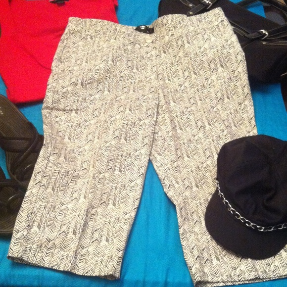 🎉HP🎉 White & Black Herringbone Capris - Picture 1 of 4