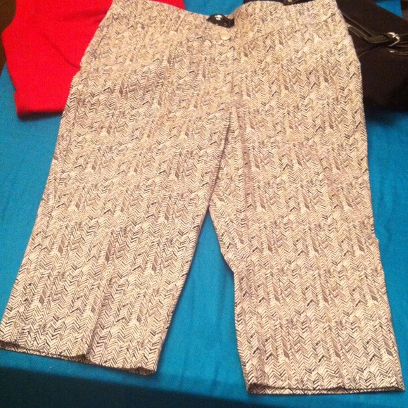 🎉HP🎉 White & Black Herringbone Capris - Picture 4 of 4