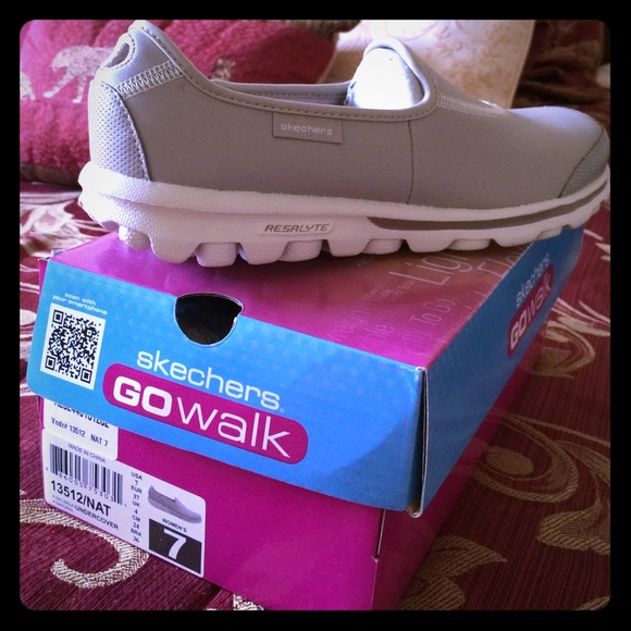 New Skechers never worn!