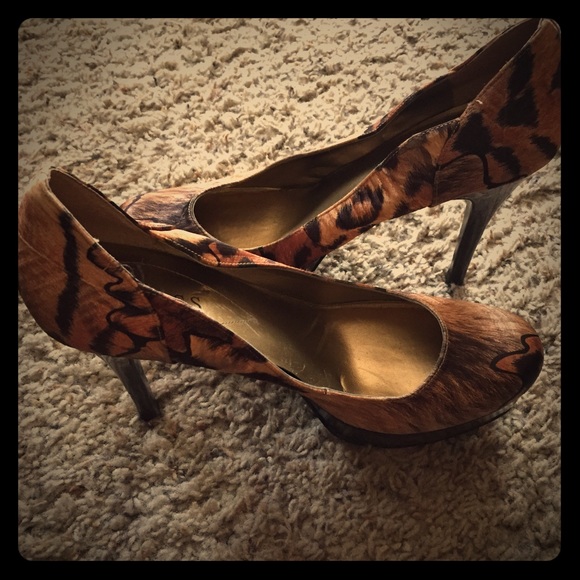 100% authentic Guess Heels