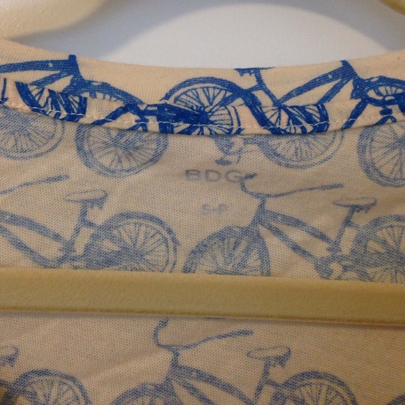 BDG Printed V-neck Tee - Picture 3 of 4