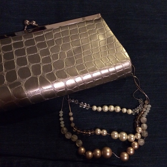 Croc-like Clutch 🐊