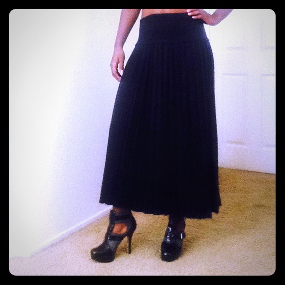 ❌SOLD IN BUNDLE❌Black long pleated skirt