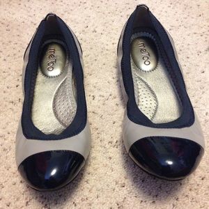 Elastic navy and cream flats