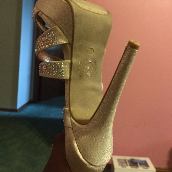 Gold and silver high heels - Picture 3 of 4