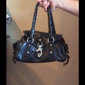 Small shoulder bag w clasp.