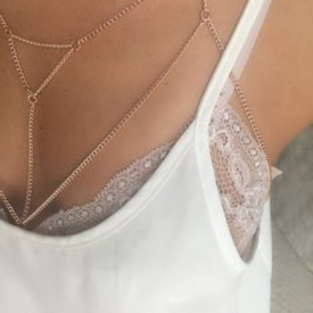 🎲Basic White Tank Top🎲 - Picture 2 of 3