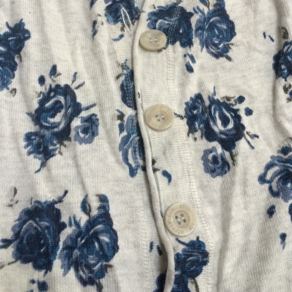 Blue roses on white sweater - Picture 2 of 4