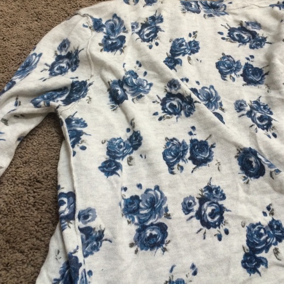 Blue roses on white sweater - Picture 3 of 4