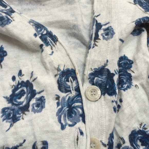 Blue roses on white sweater - Picture 4 of 4