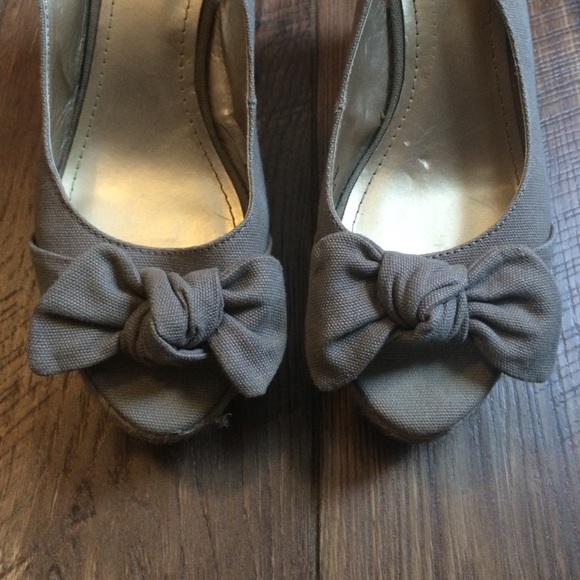A.n.a Khaki Canvas Bow Wedges - Picture 2 of 4