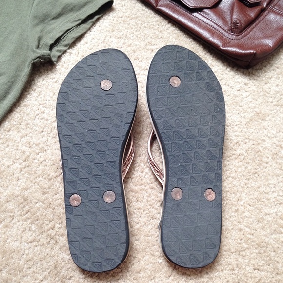 **SOLD** ❌ ROXY Brown White Flip Flops ❤️ - Picture 3 of 3