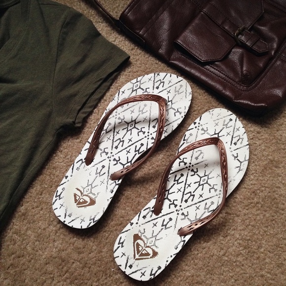 Roxy Shoes - **SOLD** ❌ ROXY Brown White Flip Flops ❤️