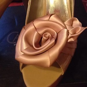 Carlos Santana heels👠