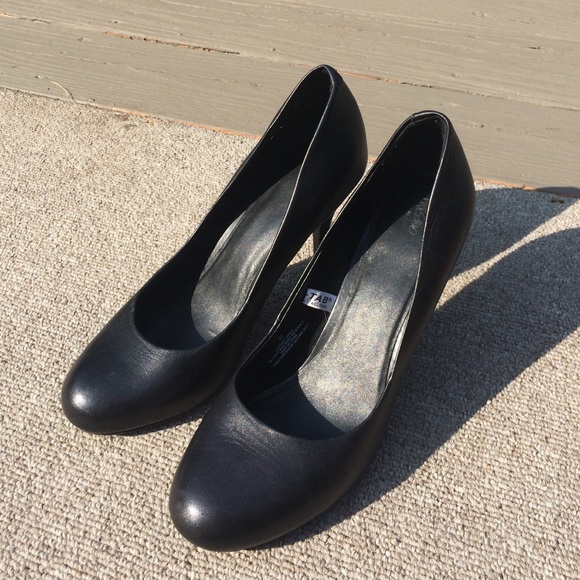 Black high heels size 8.5