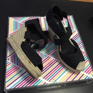 GAP black cotton elastic X strap with braided heel