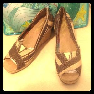 Cute TOMS wedges 6.5