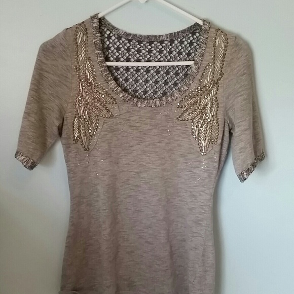 Cute grey Buckle shirt!