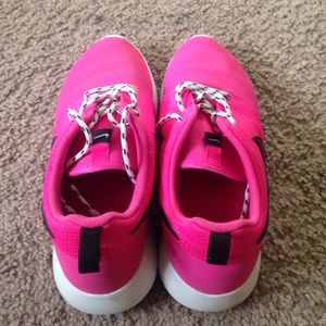 Roche Nikes