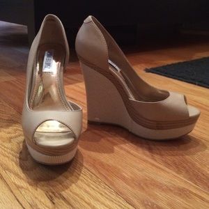 Size 6 Cream open toe wedges