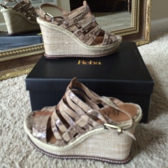 👡‼️BRAND NEW NEVER WORN‼️👡

Tan Wedge Sandals NWT Size 7 Brand Reba