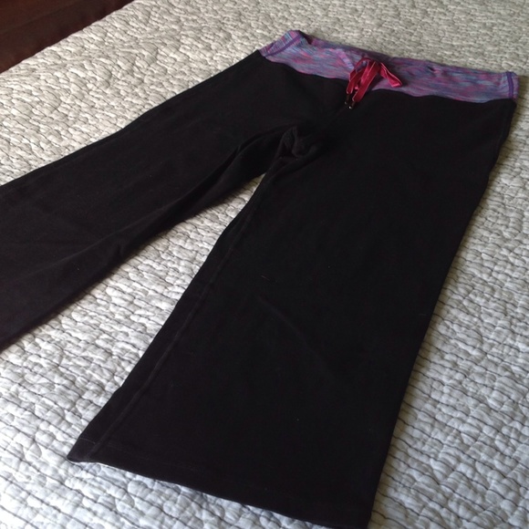SOLD! Lululemon wee are from space groove crop 8
