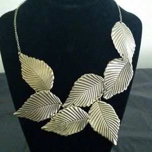Stylish Leaf Pendant Necklace