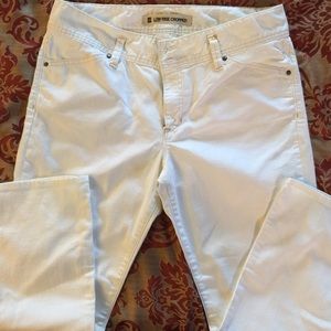 White stretch cropped pant.