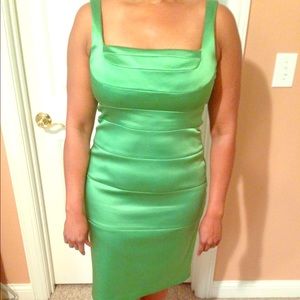 JAX form fitting kelly green cocktail dress