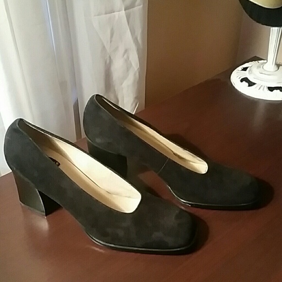 Classic black pump