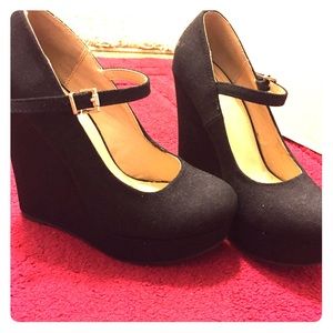 Black Mary Jane wedges 👠