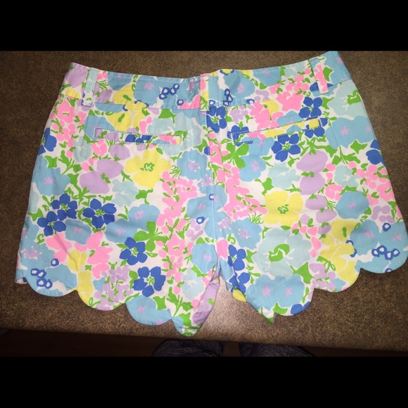 Pending EUC  Lilly Pulitzer Spring Fling shorts - Picture 2 of 2