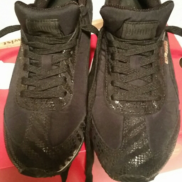 AUTHENTIC 👣PUMA👣Black & Gold Rio Speed Tennis