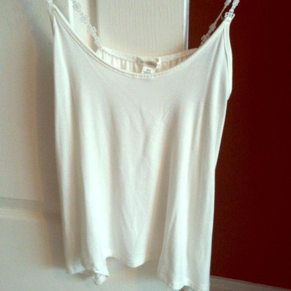White tank with floral design straps!! 💐🌸🌻