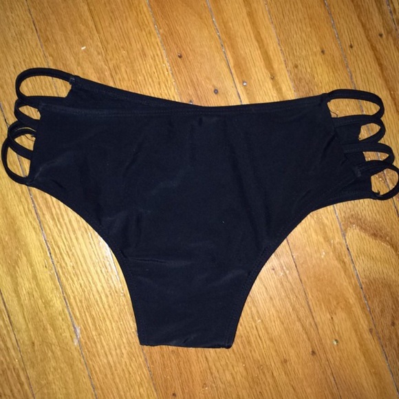 Black straps bikini bottoms