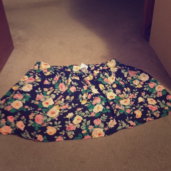Super cute floral summer skirt never been worn