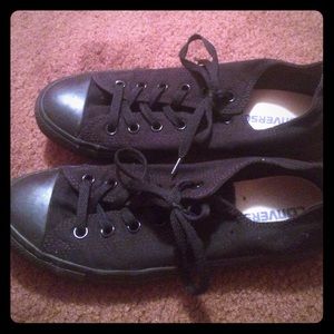Black low top converse!