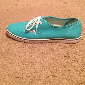 Turquoise van sneakers
