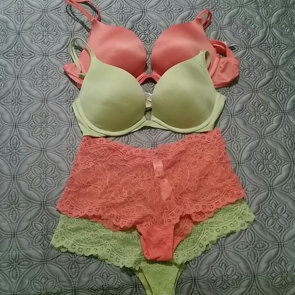2 Victoria's Secret push up bras 2 matching bottom