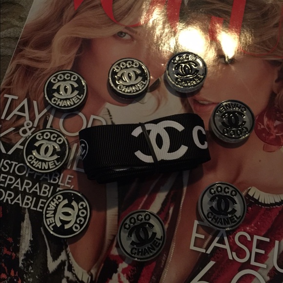 Chanel brooches without pen .